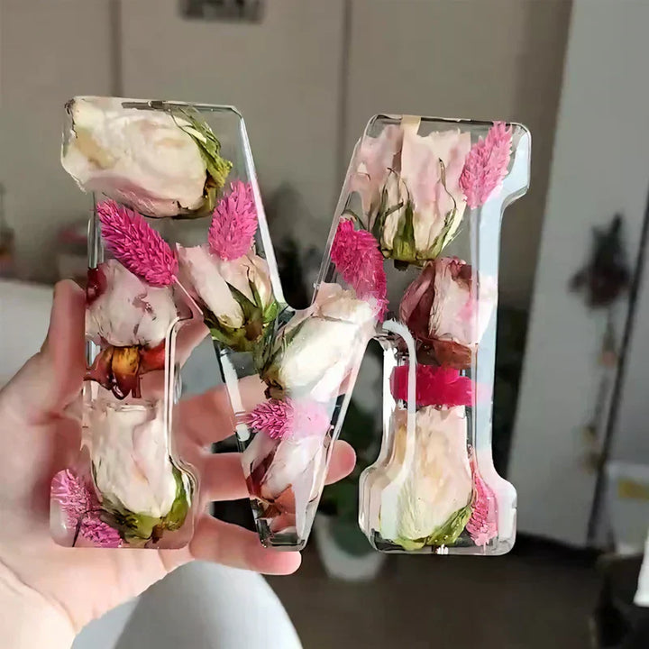 Harzlampe mit getrockneten Blumen und personalisiertem Brief | Dekoratives LED-Nachtlicht