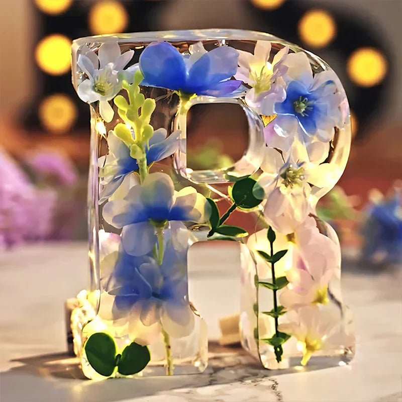Harzlampe mit getrockneten Blumen und personalisiertem Brief | Dekoratives LED-Nachtlicht