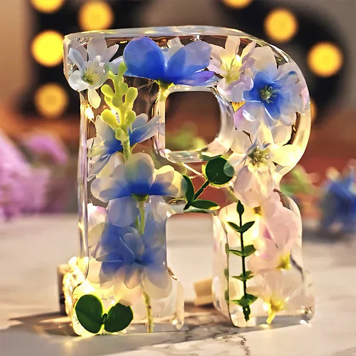 Harzlampe mit getrockneten Blumen und personalisiertem Brief | Dekoratives LED-Nachtlicht