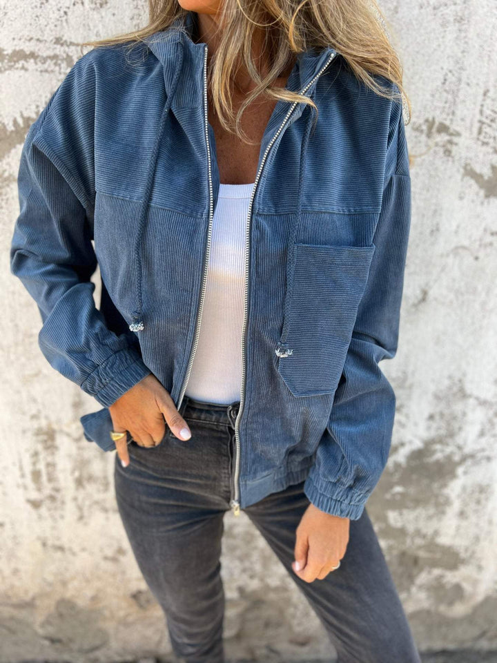 Lila | Lässige Jacke mit Kapuze und Reißverschluss.