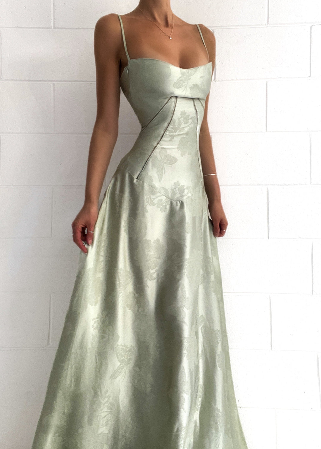Satinkleid mit Spaghetti-Trägern | Tailliertes Maxikleid mit romantischer Eleganz