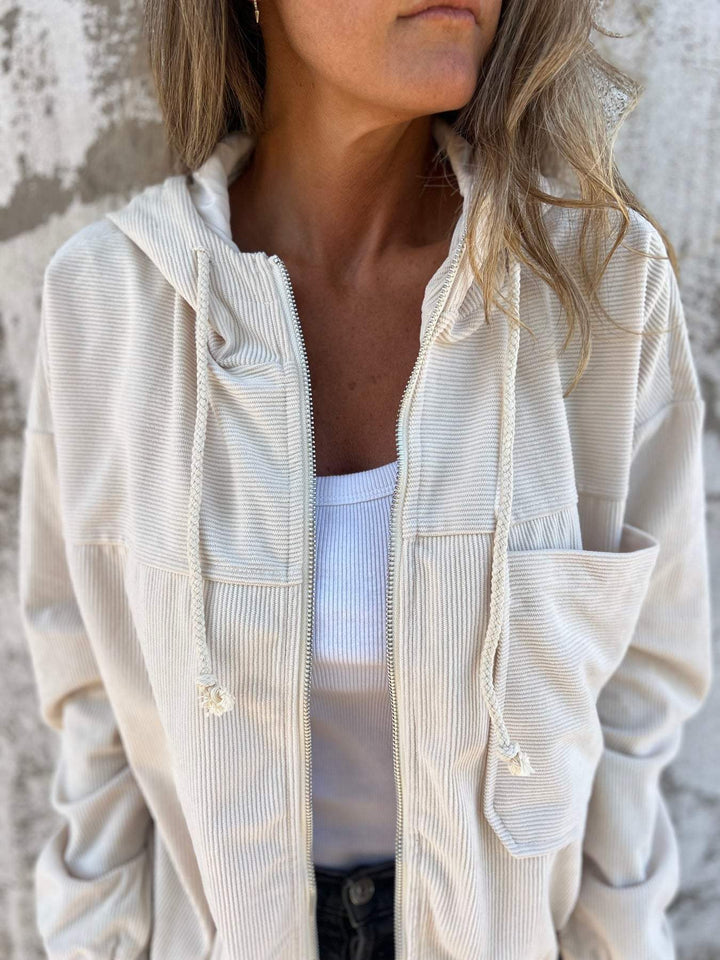 Lila | Lässige Jacke mit Kapuze und Reißverschluss.