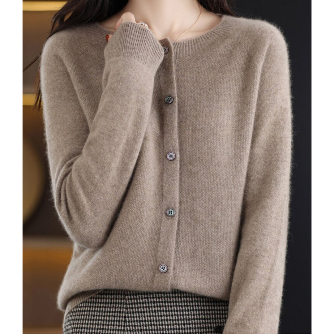 Elise Damen Strickjacke mit Rundhalsausschnitt aus reiner Merinowolle | Wärme und natürliche Eleganz