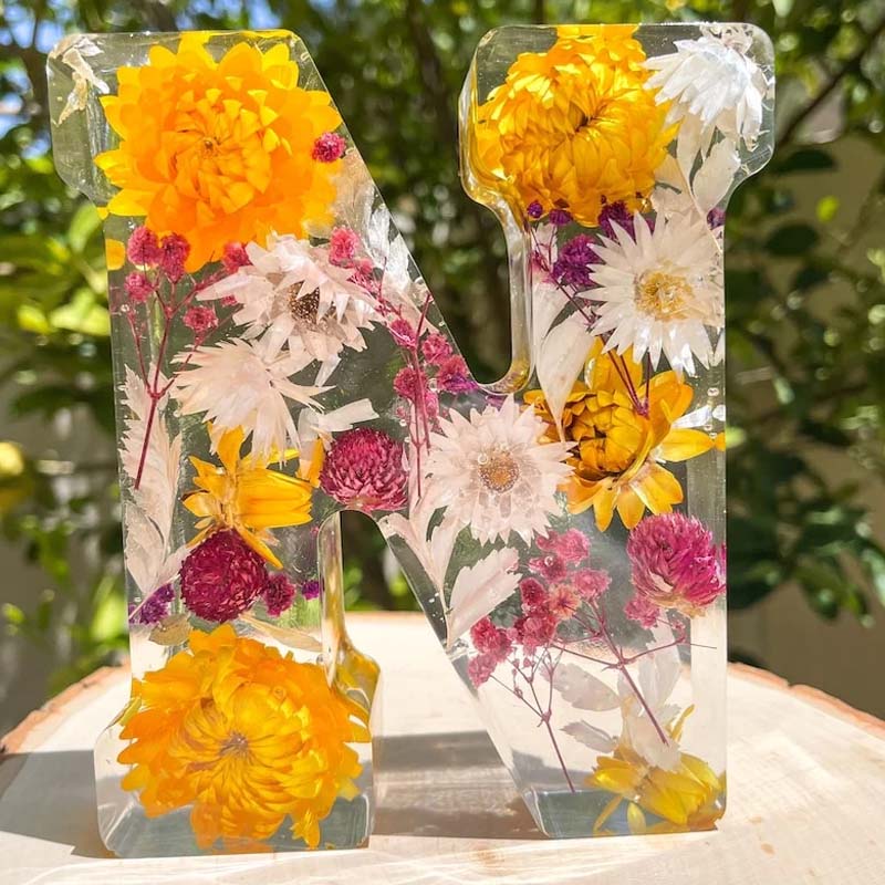 Harzlampe mit getrockneten Blumen und personalisiertem Brief | Dekoratives LED-Nachtlicht