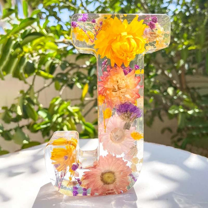 Harzlampe mit getrockneten Blumen und personalisiertem Brief | Dekoratives LED-Nachtlicht