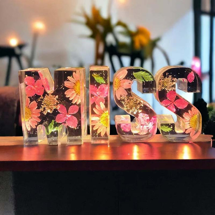 Harzlampe mit getrockneten Blumen und personalisiertem Brief | Dekoratives LED-Nachtlicht