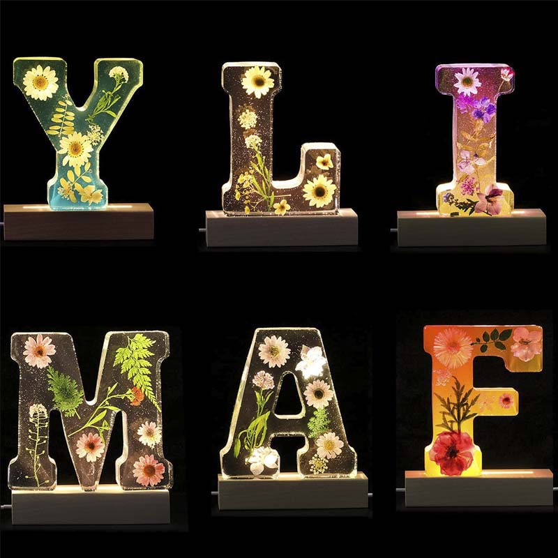 Harzlampe mit getrockneten Blumen und personalisiertem Brief | Dekoratives LED-Nachtlicht