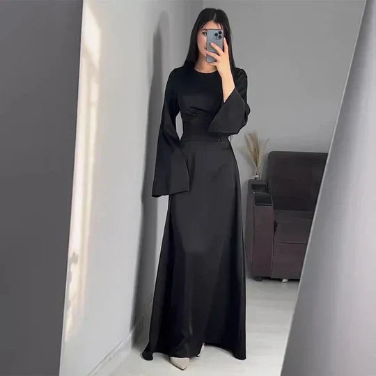 Aria | Elegantes und fließendes langes Satinkleid für einen raffinierten Look