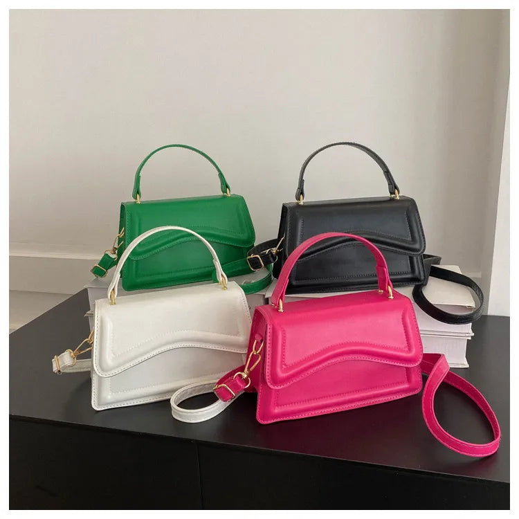 Bolso de hombro Melissa de piel sintética para mujer | Bolso bandolera compacto con solapa festoneada