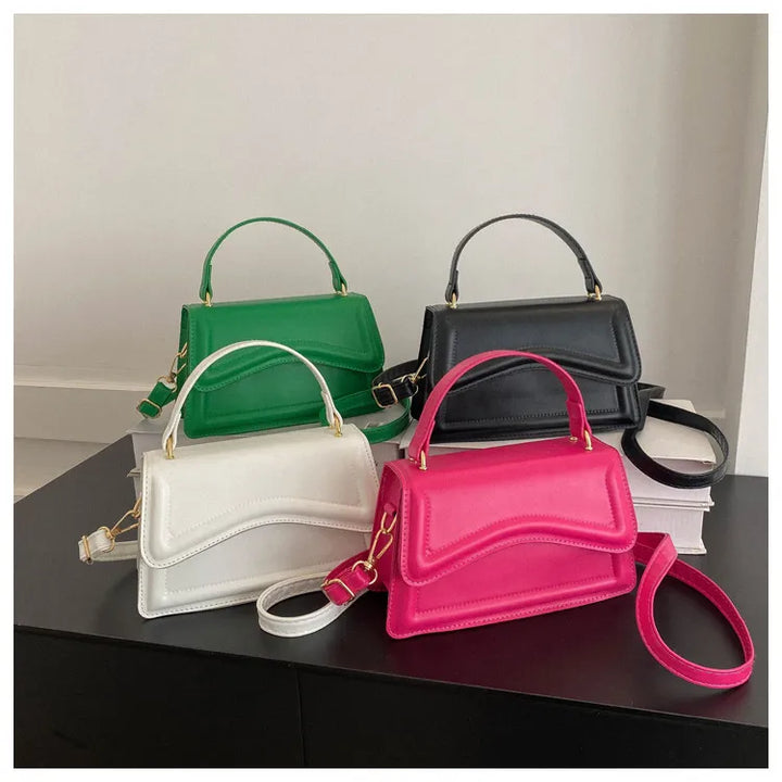 Bolso de hombro Melissa de piel sintética para mujer | Bolso bandolera compacto con solapa festoneada