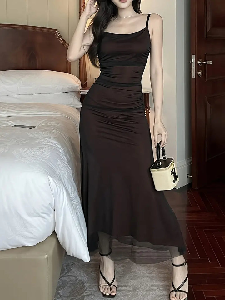 Glamouröses Midi-Kleid | Ärmellose Eleganz und Trompetenschnitt