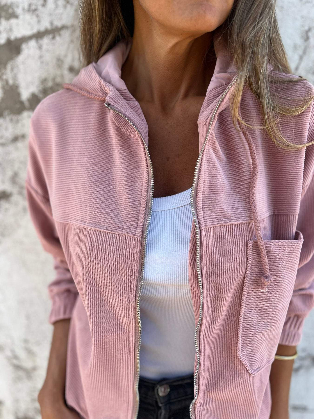 Lila | Lässige Jacke mit Kapuze und Reißverschluss.