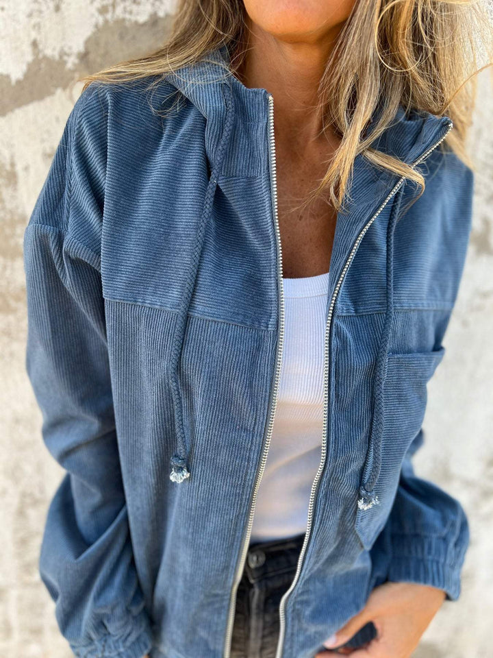 Lila | Lässige Jacke mit Kapuze und Reißverschluss.