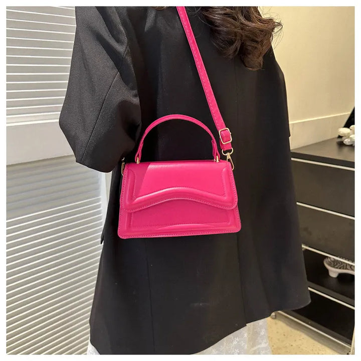 Bolso de hombro Melissa de piel sintética para mujer | Bolso bandolera compacto con solapa festoneada