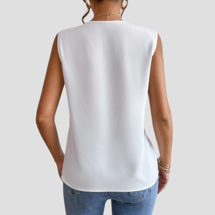 Cléa | Ärmellose Bluse mit Plissee-Ausschnitt | Sommerliche Eleganz & schlanke Silhouette