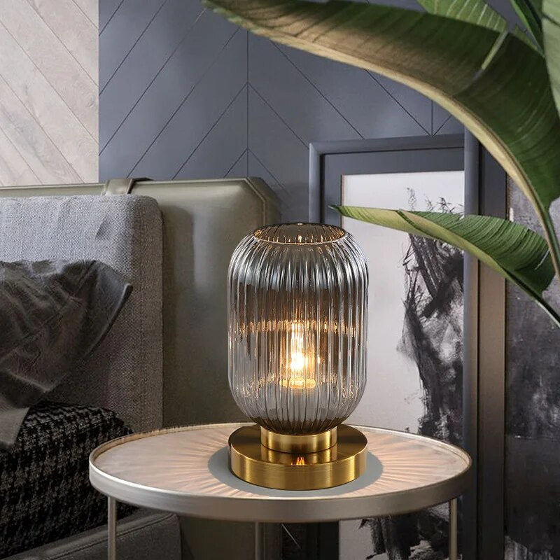 Nordisches Design Tischlampe aus Glas - Moderne LED Eleganz