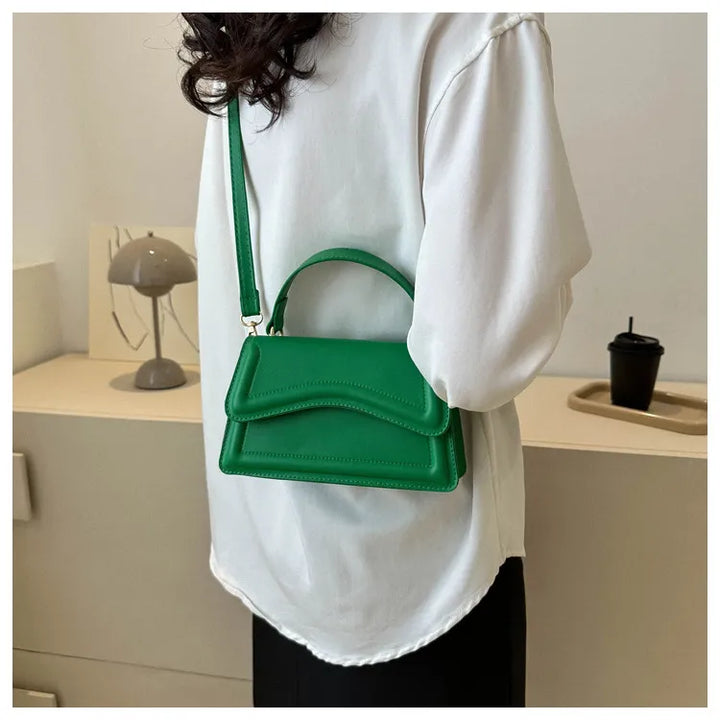 Bolso de hombro Melissa de piel sintética para mujer | Bolso bandolera compacto con solapa festoneada