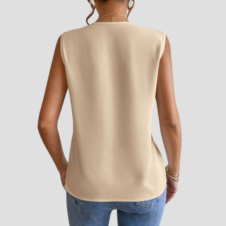 Cléa | Ärmellose Bluse mit Plissee-Ausschnitt | Sommerliche Eleganz & schlanke Silhouette