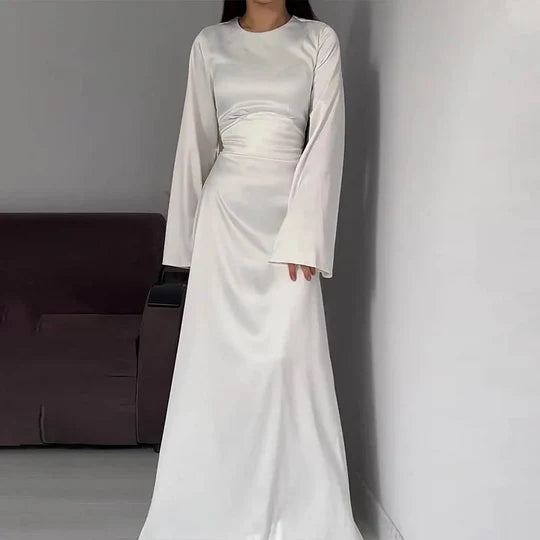Aria | Elegantes und fließendes langes Satinkleid für einen raffinierten Look