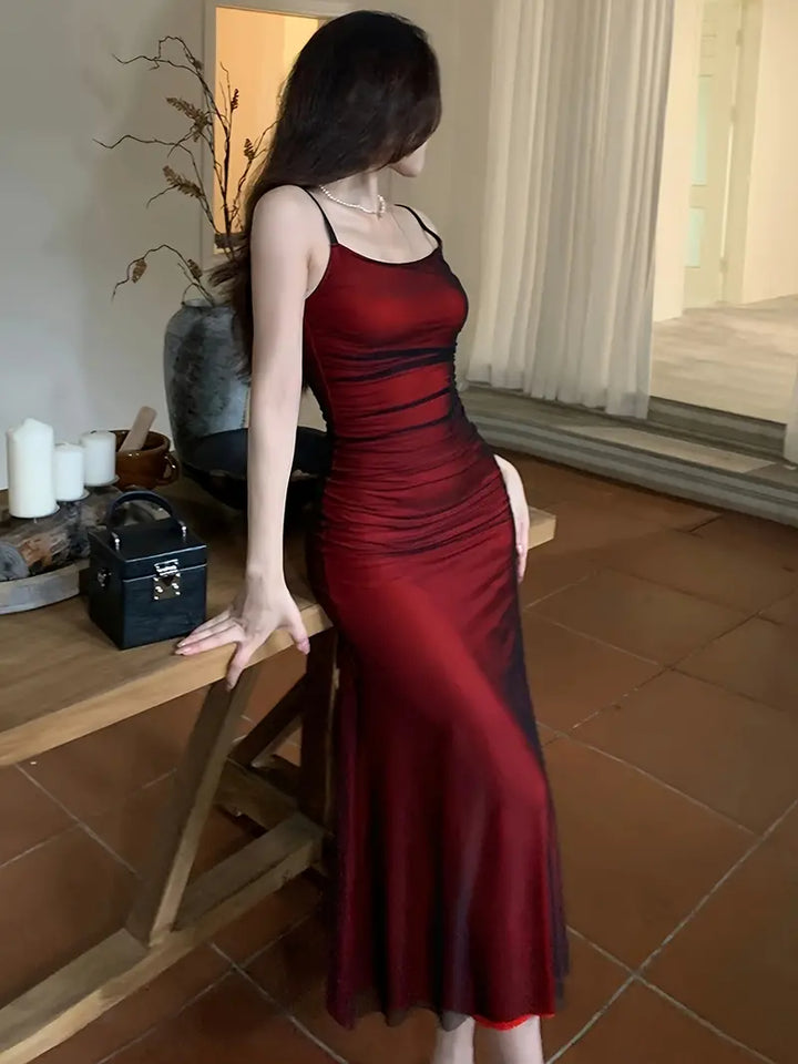 Glamouröses Midi-Kleid | Ärmellose Eleganz und Trompetenschnitt