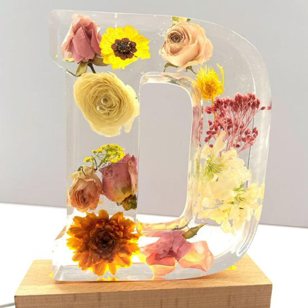 Harzlampe mit getrockneten Blumen und personalisiertem Brief | Dekoratives LED-Nachtlicht