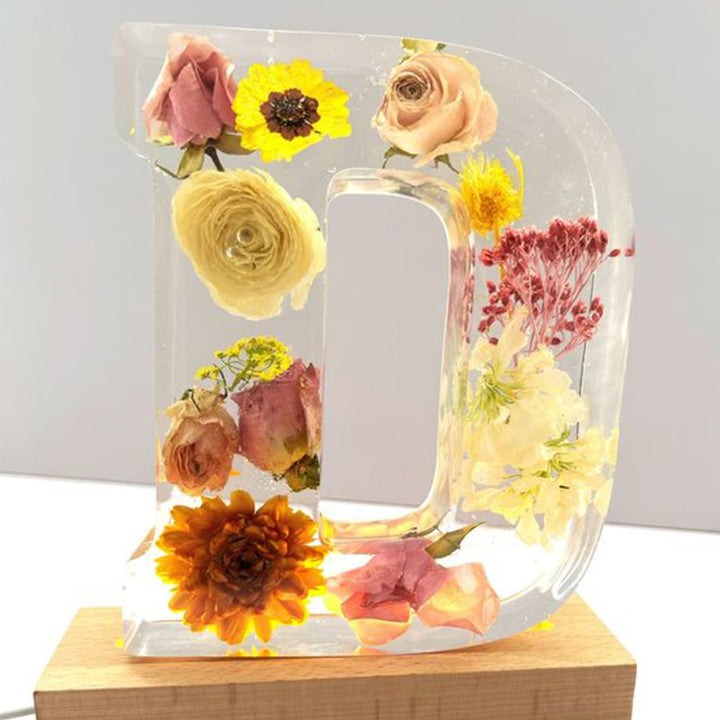 Harzlampe mit getrockneten Blumen und personalisiertem Brief | Dekoratives LED-Nachtlicht
