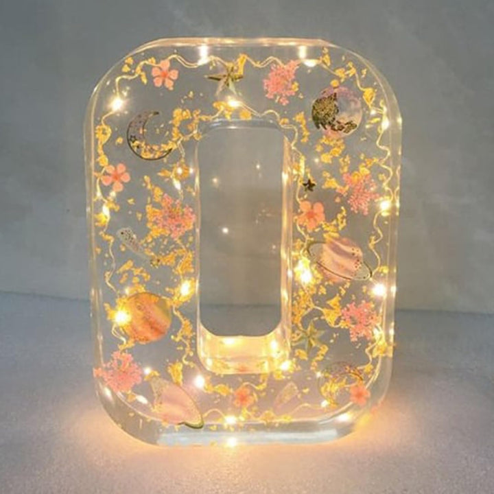 Harzlampe mit getrockneten Blumen und personalisiertem Brief | Dekoratives LED-Nachtlicht
