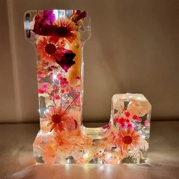 Harzlampe mit getrockneten Blumen und personalisiertem Brief | Dekoratives LED-Nachtlicht