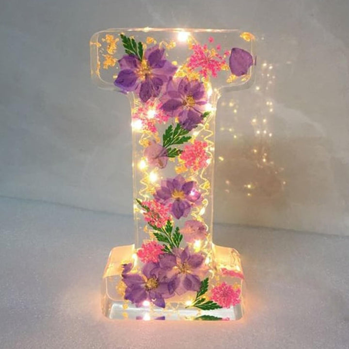 Harzlampe mit getrockneten Blumen und personalisiertem Brief | Dekoratives LED-Nachtlicht