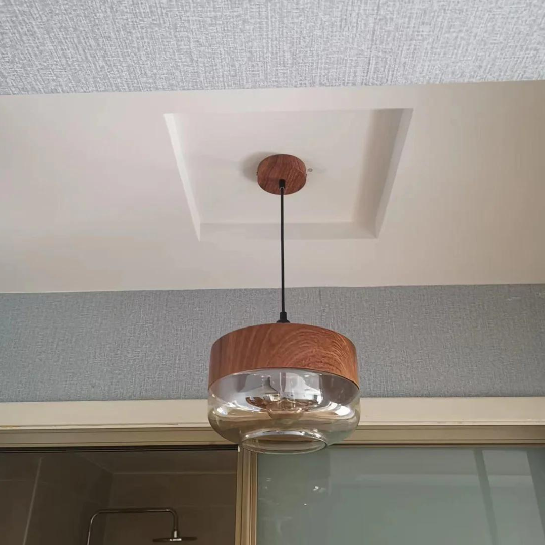 NordLuna Pendelleuchte - Skandinavische Eleganz aus Holz und gefärbtem Glas
