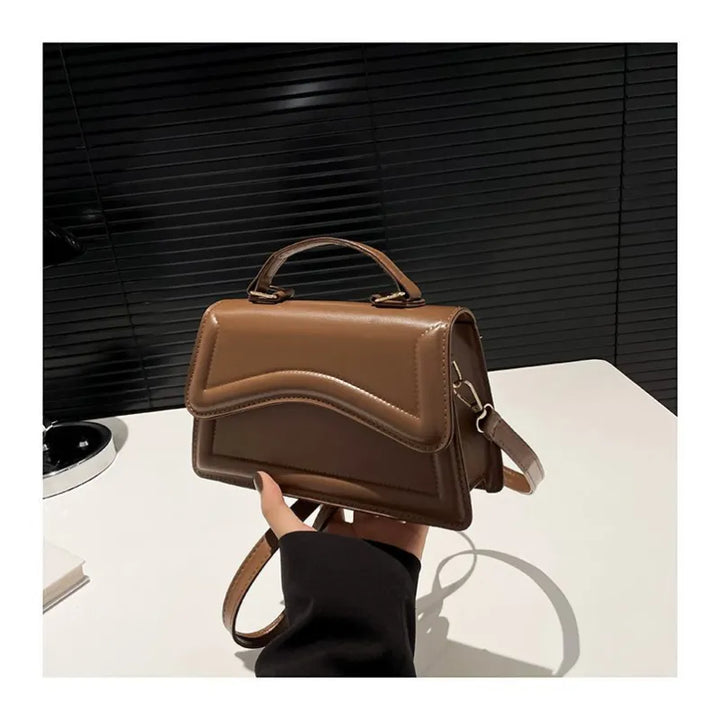 Bolso de hombro Melissa de piel sintética para mujer | Bolso bandolera compacto con solapa festoneada