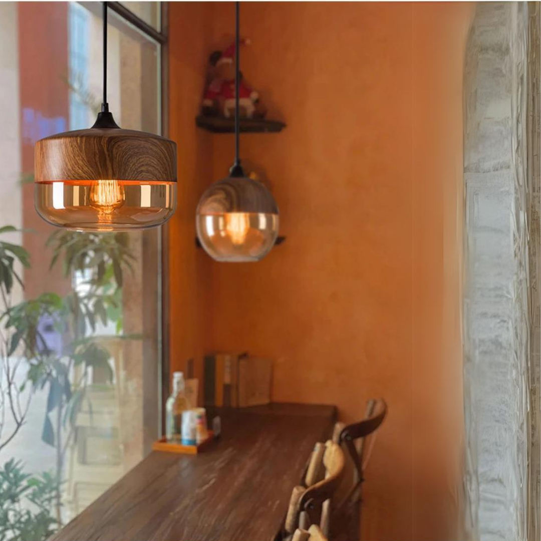 NordLuna Pendelleuchte - Skandinavische Eleganz aus Holz und gefärbtem Glas