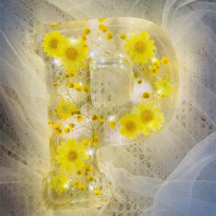 Harzlampe mit getrockneten Blumen und personalisiertem Brief | Dekoratives LED-Nachtlicht