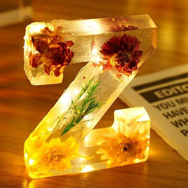 Harzlampe mit getrockneten Blumen und personalisiertem Brief | Dekoratives LED-Nachtlicht