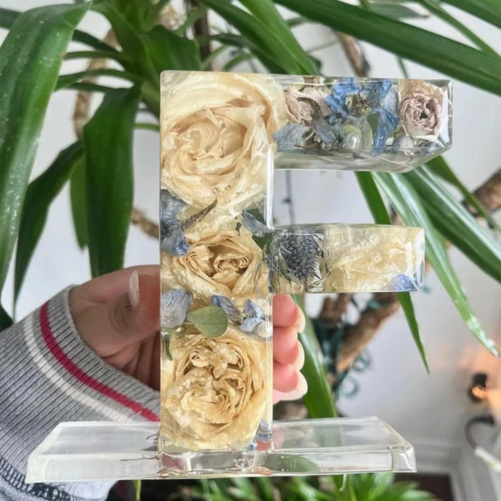 Harzlampe mit getrockneten Blumen und personalisiertem Brief | Dekoratives LED-Nachtlicht