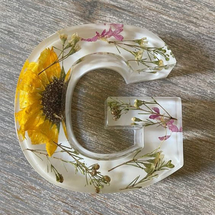 Harzlampe mit getrockneten Blumen und personalisiertem Brief | Dekoratives LED-Nachtlicht