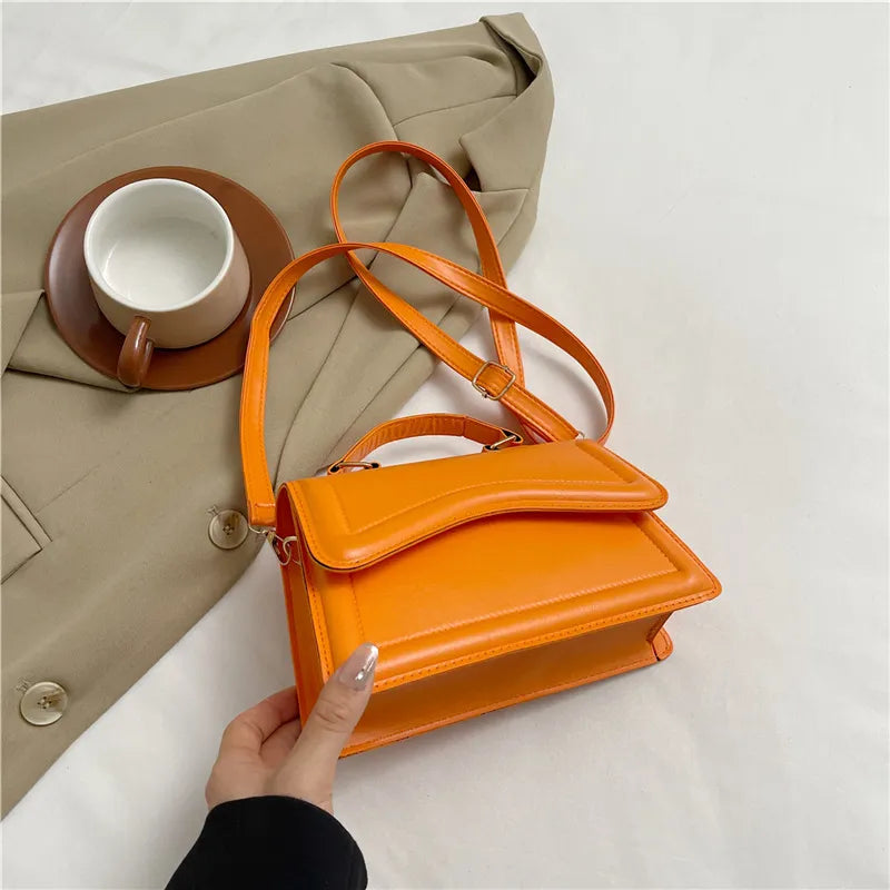 Bolso de hombro Melissa de piel sintética para mujer | Bolso bandolera compacto con solapa festoneada