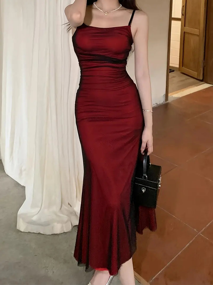 Glamouröses Midi-Kleid | Ärmellose Eleganz und Trompetenschnitt