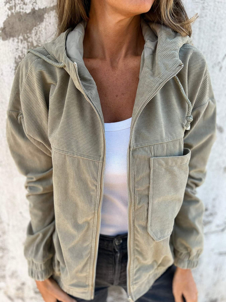 Lila | Lässige Jacke mit Kapuze und Reißverschluss.