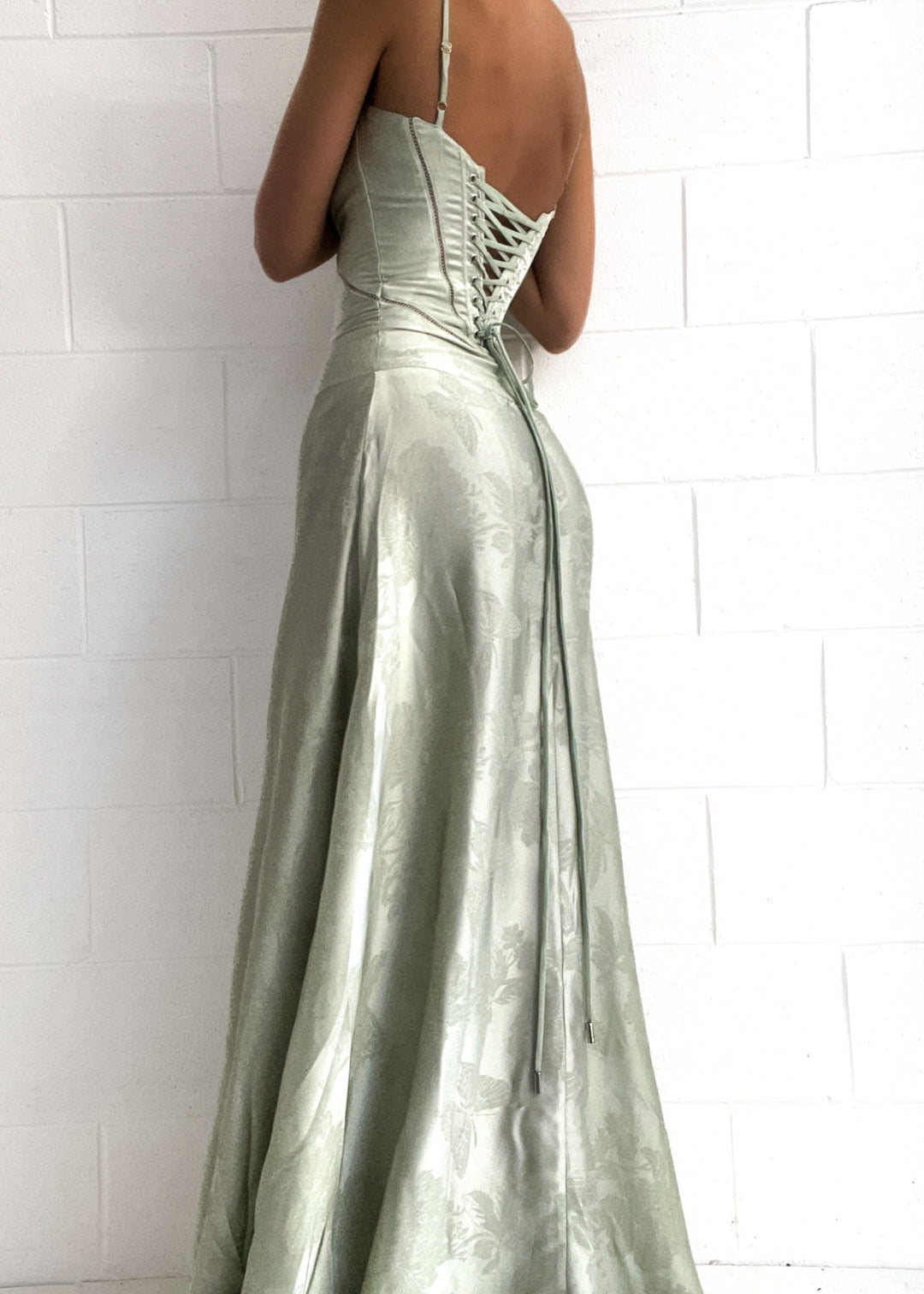 Satinkleid mit Spaghetti-Trägern | Tailliertes Maxikleid mit romantischer Eleganz