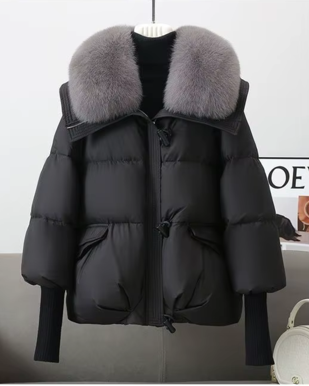 Glamouröse Damen-Pufferjacke mit Pelzkragen