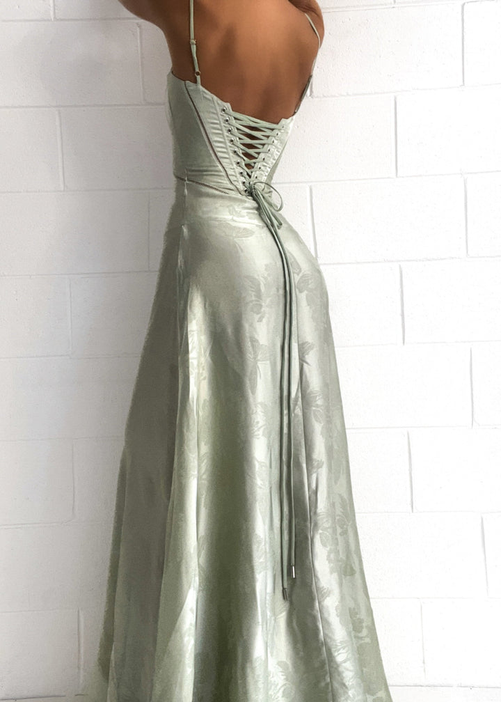Satinkleid mit Spaghetti-Trägern | Tailliertes Maxikleid mit romantischer Eleganz