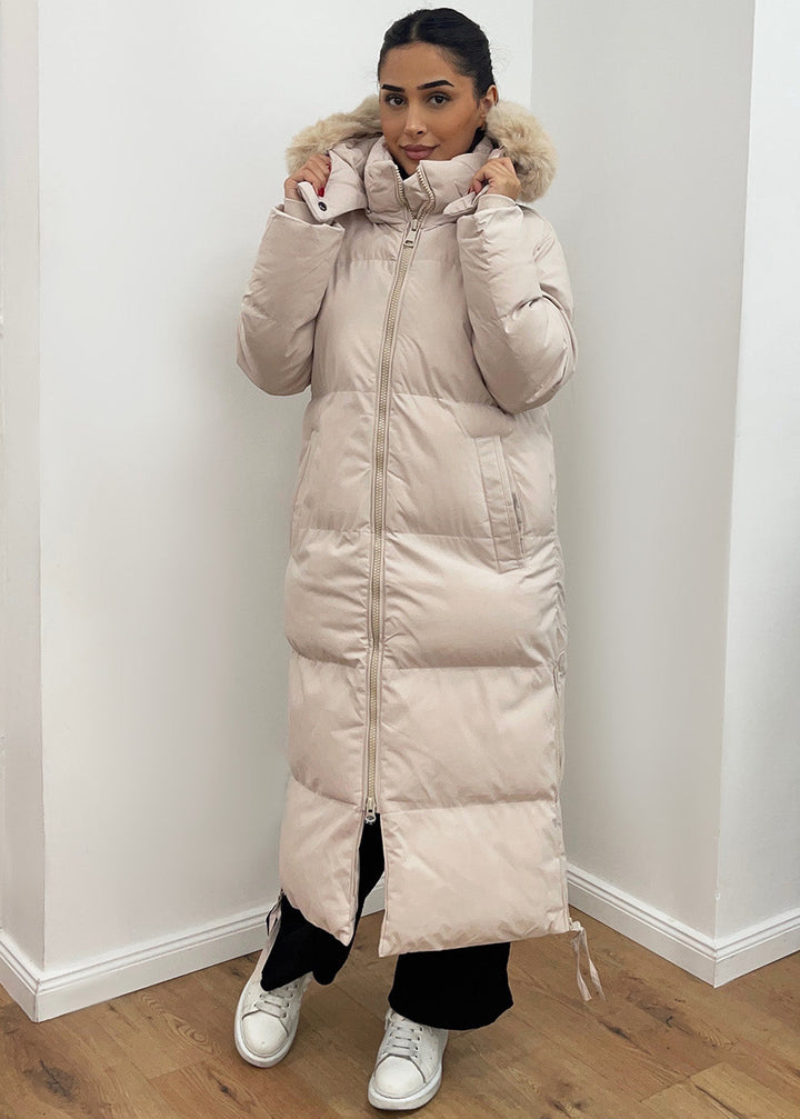 Winterparka mit Kapuze aus Kunstfell