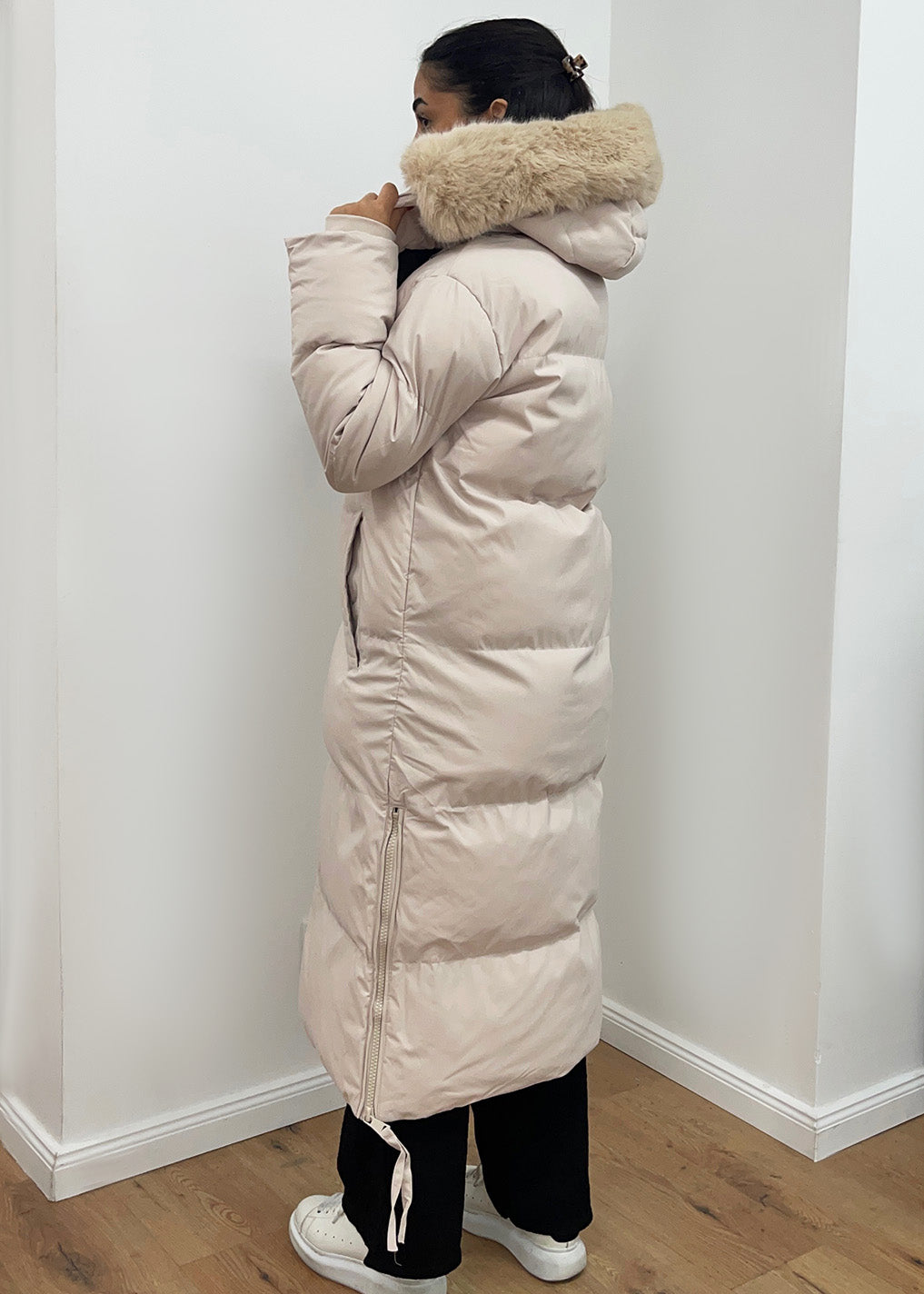 Winterparka mit Kapuze aus Kunstfell