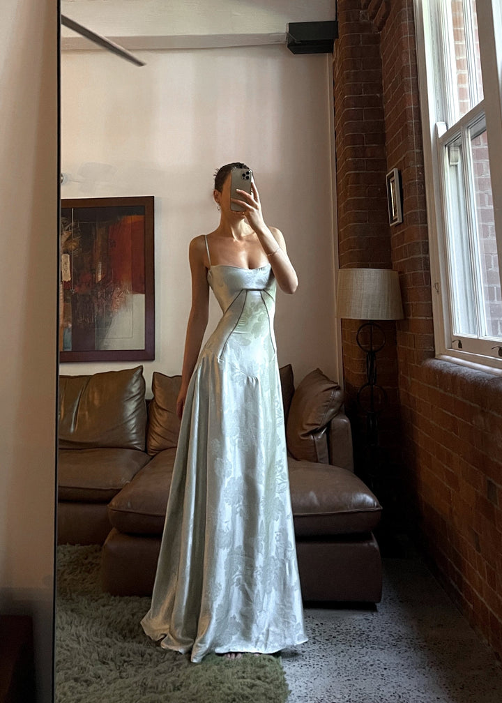 Satinkleid mit Spaghetti-Trägern | Tailliertes Maxikleid mit romantischer Eleganz