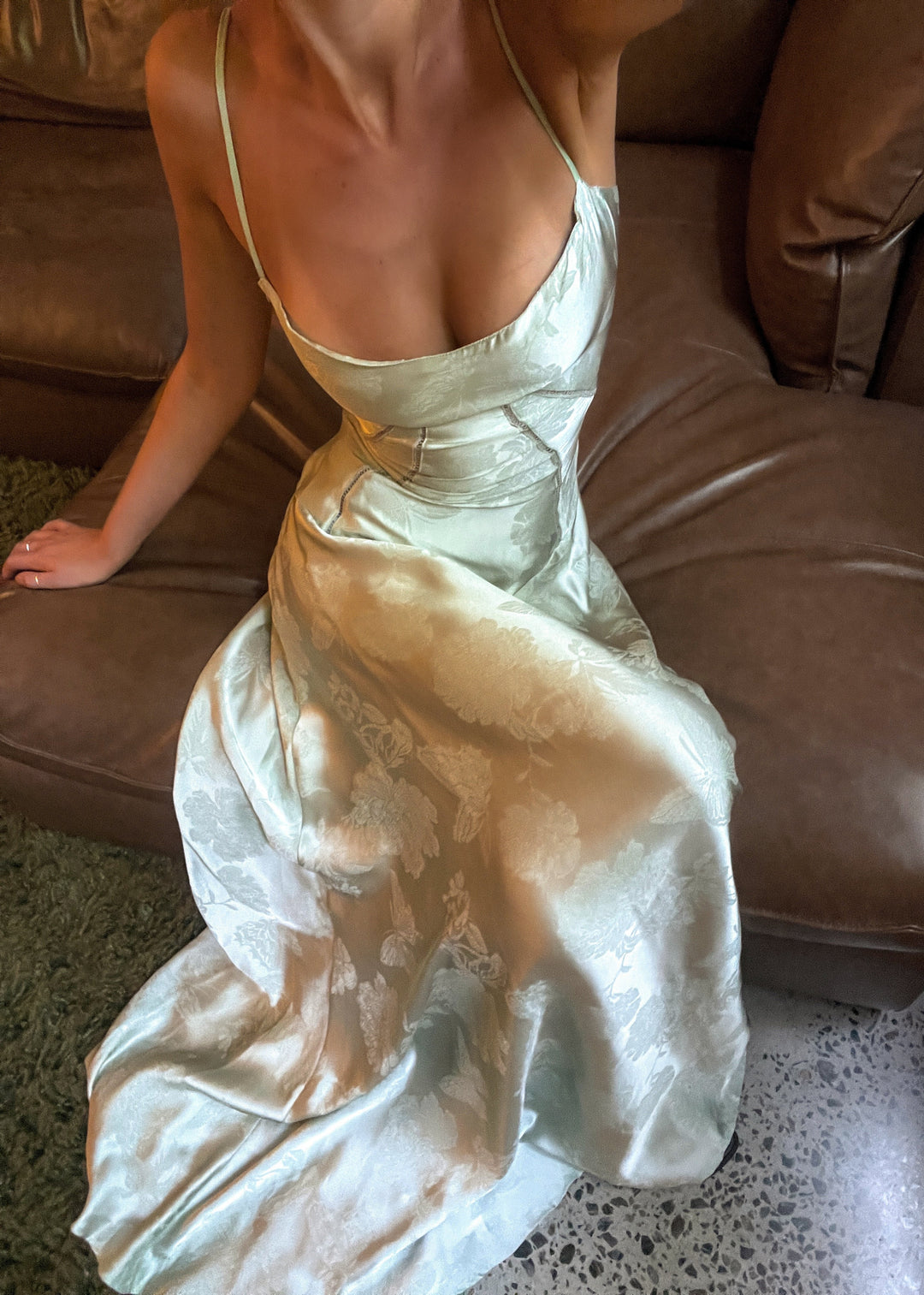 Satinkleid mit Spaghetti-Trägern | Tailliertes Maxikleid mit romantischer Eleganz