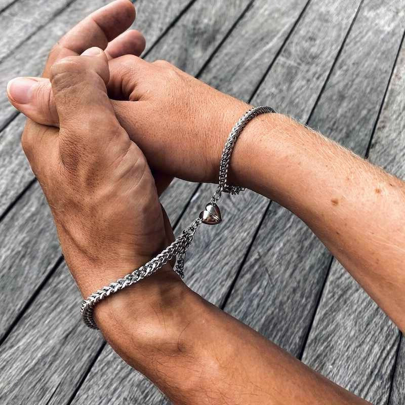 Conjunto de pulseras de acero inoxidable Liora para parejas | Símbolo de amor y conexión para parejas