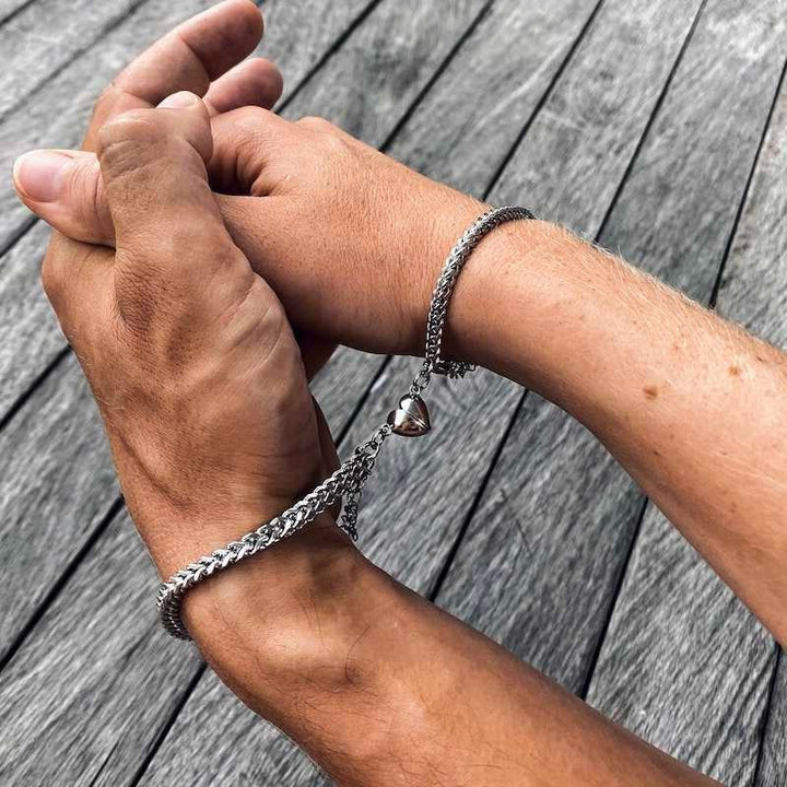 Conjunto de pulseras de acero inoxidable Liora para parejas | Símbolo de amor y conexión para parejas