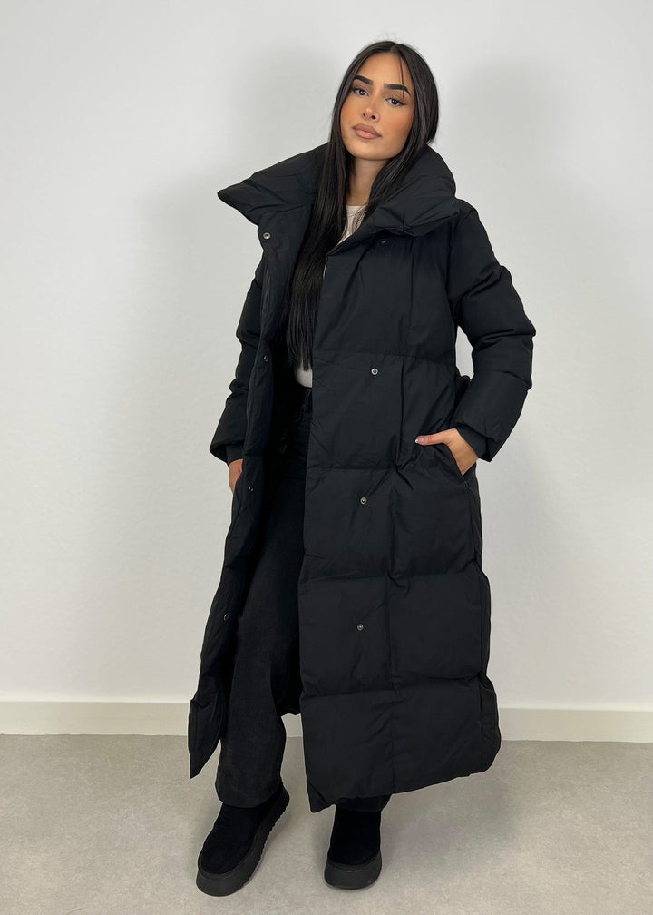 Lange Winterjacke mit Gürtel