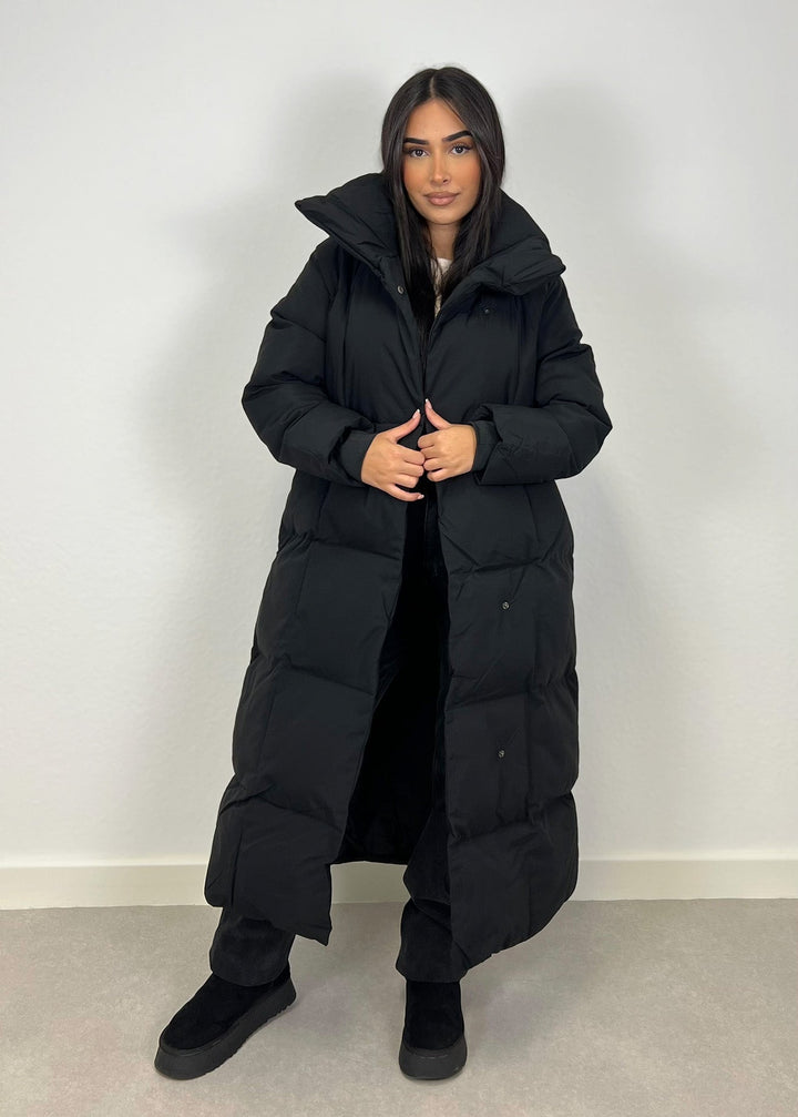 Lange Winterjacke mit Gürtel